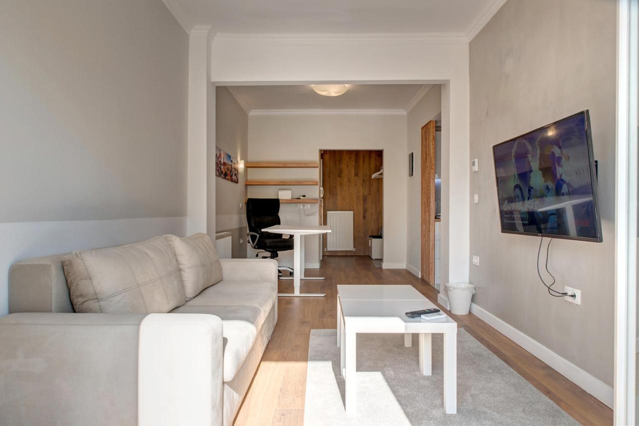 Modern Style Home Near The Train Station Солун Екстериор снимка